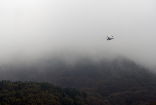 5일 오후 경북 칠곡군 가산면 학하리 산에 F-15K 전투기가 추락해 군 당국과 소방 당국이 헬기를 동원해 수색작업을 벌이고 있다.